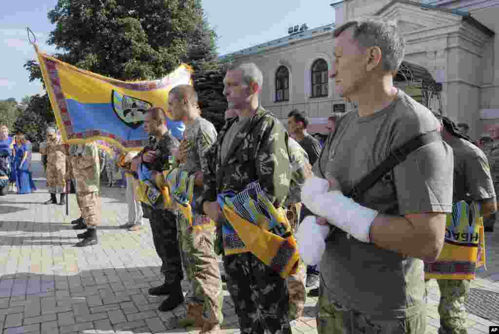 Бійці батальйону "Донбас" отримають благословення у католицькому соборі святого Миколая у Києві.