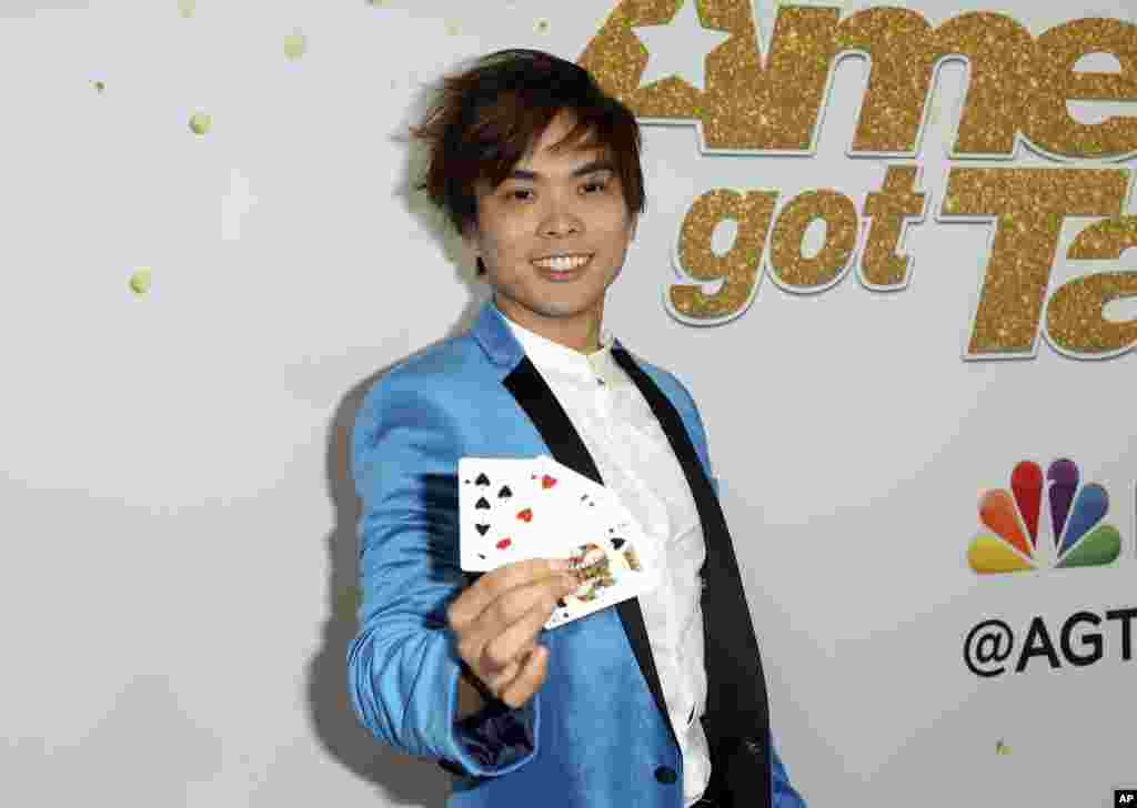 2018年9月19日,在洛杉矶,美国华裔视觉魔术师申林(Shin Lim)在本季“美国达人秀”(America's Got Talent)节目的红地毯上展示扑克牌。 后来他以高超的纸牌魔术荣获第13季总冠军。美国《好家政》杂志报道,他的百万美元奖金将以40年年金分期到帐的方式发放,每年两万五。如果他选择一次统统领取,税后收入大约只有15万到20万。