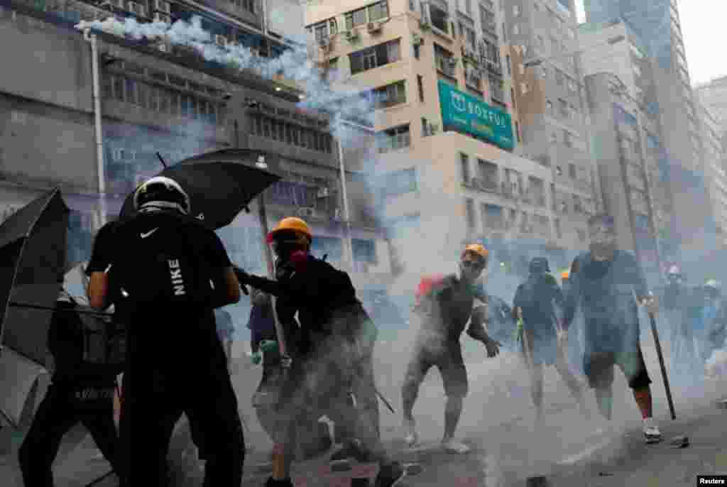 香港抗议者星期六(8-24-2019)向警方仍回一枚催泪弹。路透社