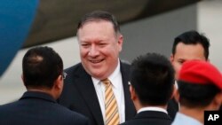 马来西亚当地官员在机场迎接蓬佩奥