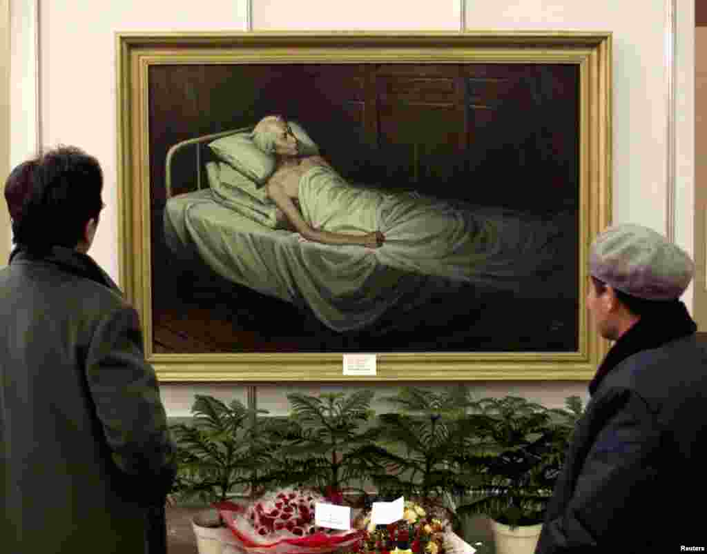 北京文革博物馆展示一幅描绘刘少奇临死时刻的画作(1998年11月23日)。1968年10月,中共中央八届扩大的十二中全会,除陈少敏之外,全体与会者举手通过了周恩来代表中共中央所作的《关于叛徒、内奸、工贼刘少奇罪行的审查报告》,决定把刘少奇“永远开除出党,撤销其党内外一切职务”。看守刘少奇的人给他放这段广播,有意刺激他,刘少奇从那之后就不再说话了。他死于1969年11月12日。