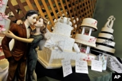 科罗拉多州丹佛市“杰作蛋糕店”展示的婚礼蛋糕（2013年6月6日）