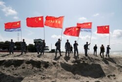 资料照：俄罗斯与中国士兵在2019年国际军运会举起各自国旗