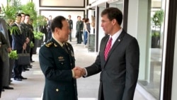 中国国防部长魏凤和（左）与时任美国国防部长埃斯珀在泰国曼谷会面（美联社2019年11月18日）