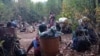 ကယားပြည်နယ် ဒီးမော့ဆိုမြို့နယ်က စစ်ဘေးရှောင် ဒုက္ခသည်များ။ (မှတ်တမ်းဓာတ်ပုံ)