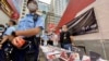 香港支联会街站派蜡烛坚持悼念六四 吁市民两手准备烛光遍地开花