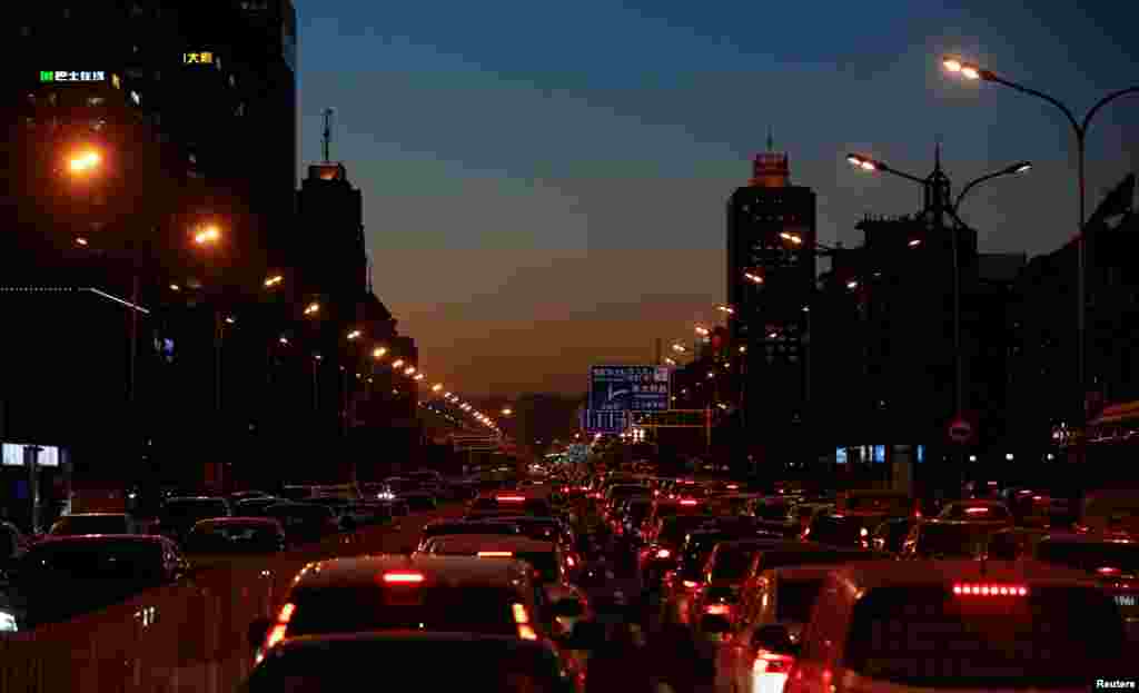 2016年12月8日夜幕初降，北京市中心的公路上塞车，汽车首尾相连。车多是北京雾霾的原因之一。塞车时的司机和乘客无法自强不&ldquo;吸&rdquo;