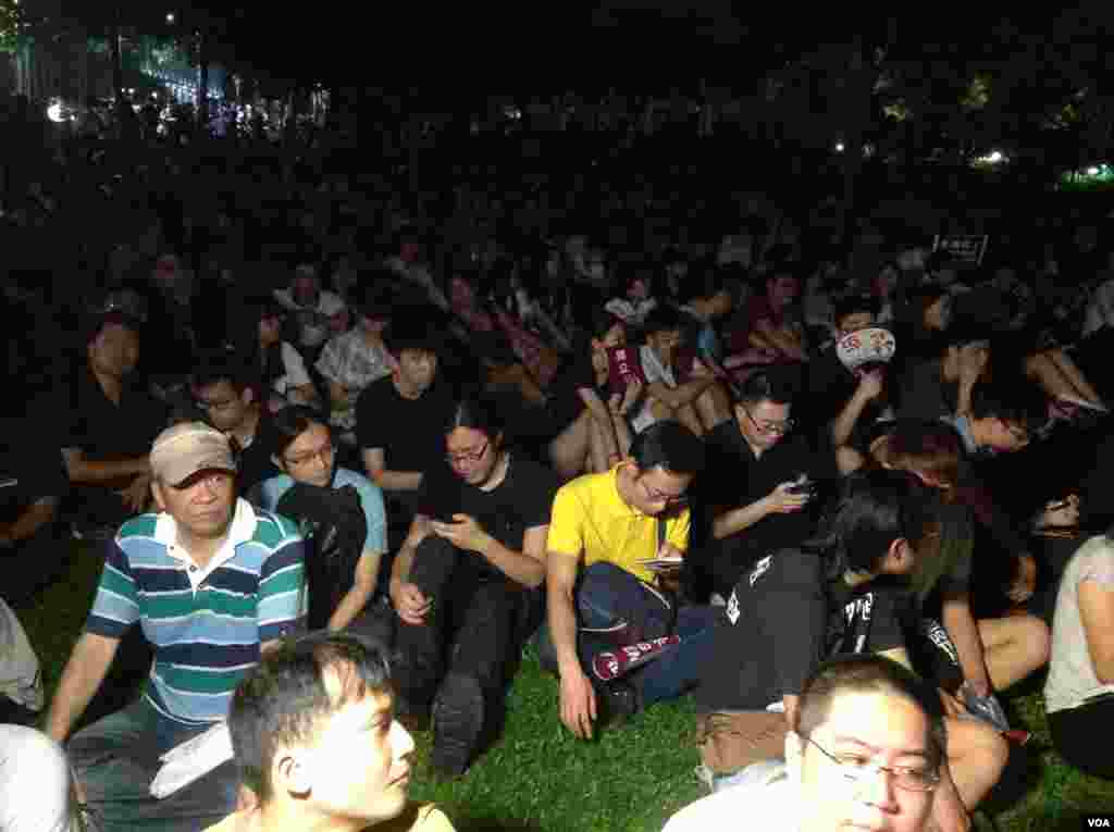 集会开始前,现场已聚集约千人(美国之音海彦拍摄)