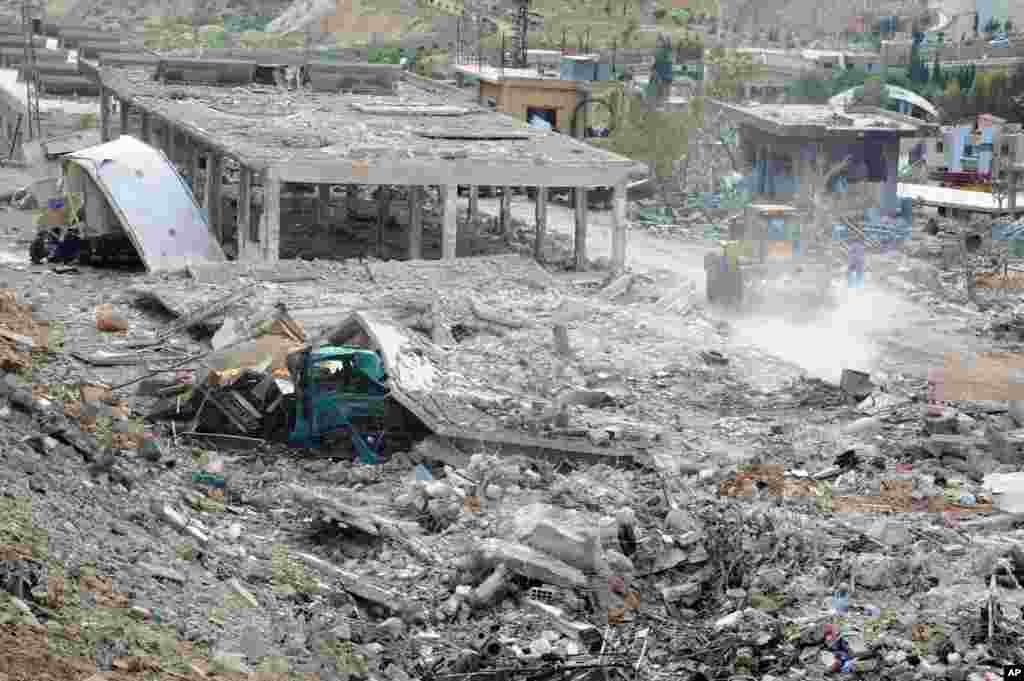 Hình ảnh do hãnh thông tấn nhà nước Syria SANA đăng tải cho thấy nhiều toà nhà bị hư hại trong vụ không kích của Israel ở Damascus, ngày 5 tháng 5, 2013.