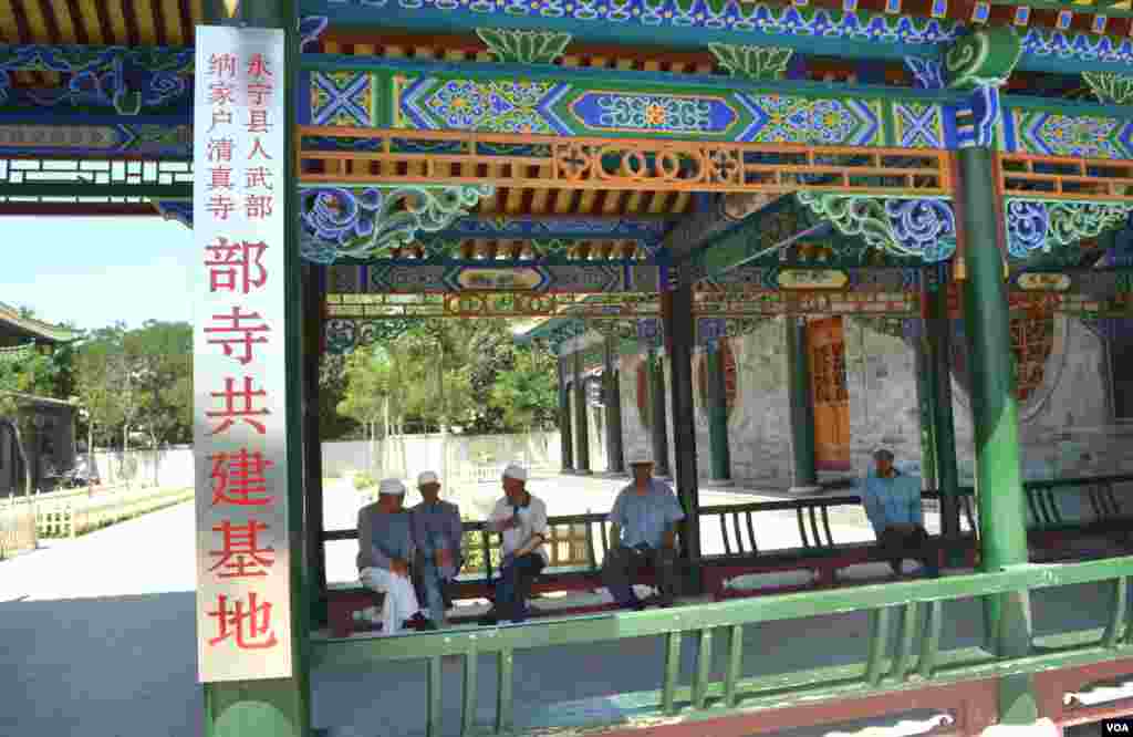 参加祈祷的回族老人与邻居聊天,他们是纳家户寺庭院的常客。