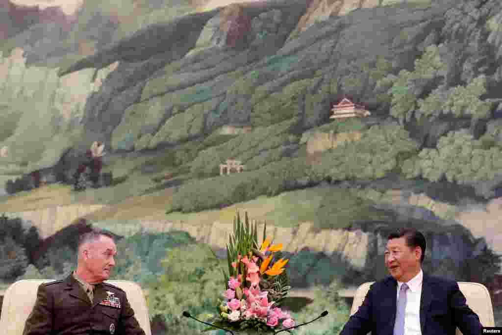 2017年8月17日,美国参谋长联席会议主席邓福德在北京人大会堂与中国国家主席习近平举行会晤。