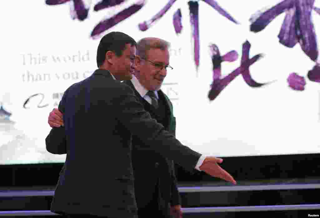 在北京举行的合作仪式发布会上,阿里巴巴创始人马云和好莱坞电影大师斯皮尔伯格一起亮相。马云称西方“更擅长讲故事”。(2016年10月9日)他曾表示过要通过提高“讲故事的能力”来改变世界对中国的看法。