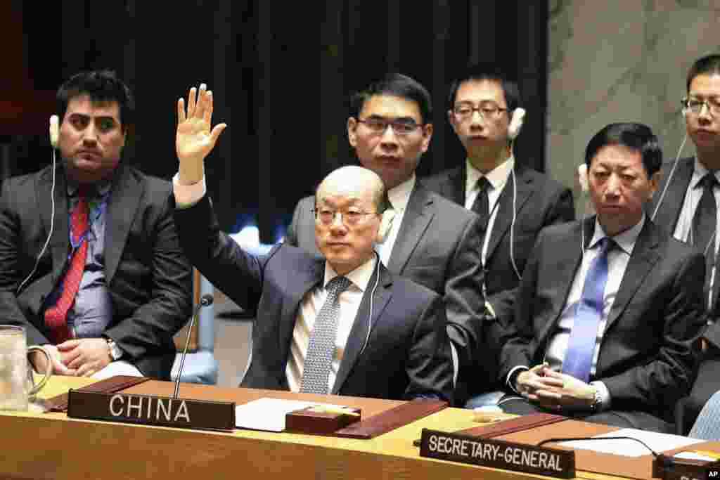 中国常驻联合国代表刘结一在安理会表决制裁朝鲜决议时举手赞成(2017年8月5日)