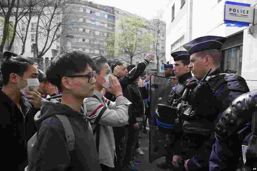 2017年3月28日,亚裔社区的示威者在巴黎第19区警察局前示威,抗议一名中国男子在家中与警察发生冲突时被警察开枪打死。巴黎官方通报称,数十名警察星期日晚上来到巴黎19区一名华裔男子的住处,以其涉嫌家庭暴力为由闯门而入,一名警察受伤,另一名警察开枪将这名华裔男子打 死。警方称,华裔男子当时手持剪刀刺伤警察,此后才被制服。死者家属称他没有拿武器,手持剪刀是因为当时正在厨房杀鱼做饭。