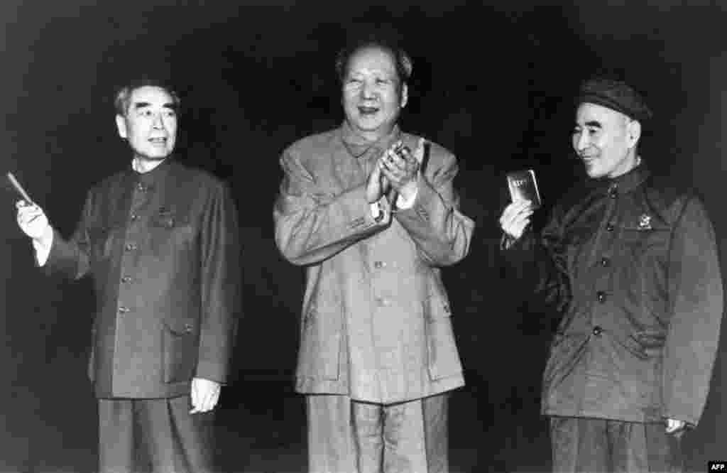 1967年10月,北京,中共和中华人民共和国的头三号领导人:共产主义革命领袖毛泽东(1893-1976)居中,两侧的周恩来和林彪挥动《毛主席语录》(西方人称“小红书”)。周恩来(1898-1975)从1949年中华人民共和国成立直到去世,一直担任总理。林彪(1907-71)当时担任中共中央和中央军委排名第一的副主席、国防部长。