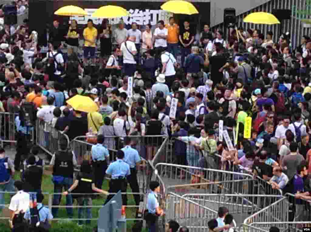 港人重返政总纪念雨伞运动一周年（美国之音海彦拍摄）