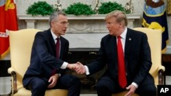 Президент США Дональд Трамп вітає Генсекретаря НАТО Єнса Столтенберґа в Білому домі, 2 квітня 2019 року