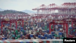 资料照片：2020年10月19日，新冠病毒疫情的持续中的上海洋山深水港的集装箱。（路透社照片）