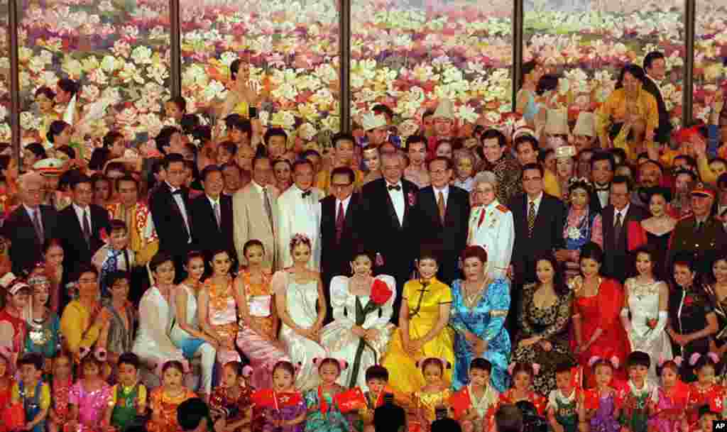 1997年7月2日,北京举行庆祝香港回归中国音乐会,会后中国领导人江泽民、李鹏、乔石、朱镕基、胡锦涛等人走上舞台,和歌手、演员合影。香港回归,是在江泽民任期内完成的。