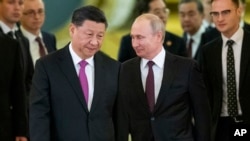 在俄罗斯莫斯科，中国国家主席习近平(中左)和俄罗斯总统普京(中右)进入克里姆林宫的一个大厅进行会谈 (2019年6月5日)
