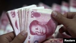 国营的中国工商银行在安徽某储蓄所的职员在点算人民币百元钞票。（资料照）
