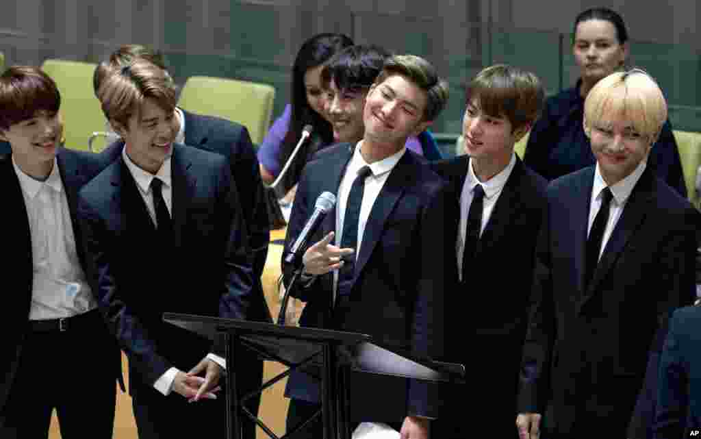2018年9月24日, 韩国流行歌曲天团防弹少年团(BTS)在美国纽约联合国总部出席联合国儿童基金会“无限一代”(Generation unlimited)活动 。