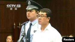  王立军(右)9月24日在成都的法庭上