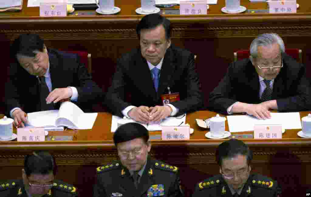 2017年3月5日,中共中央军委政治工作部主任张阳(第一排,中)与中共中央军委联合参谋部参谋长房峰辉(第一排,右)在北京人大会堂参加全国人大会议开幕式。贵州省委书记陈敏尔坐在他们后面。陈敏尔被认为属于习家军,后来升任重庆市委书记,成为十九大政治局委员。这里说升任,是因为重庆等四大直辖市的市委书记都进政治局。