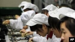富士康工人在工作