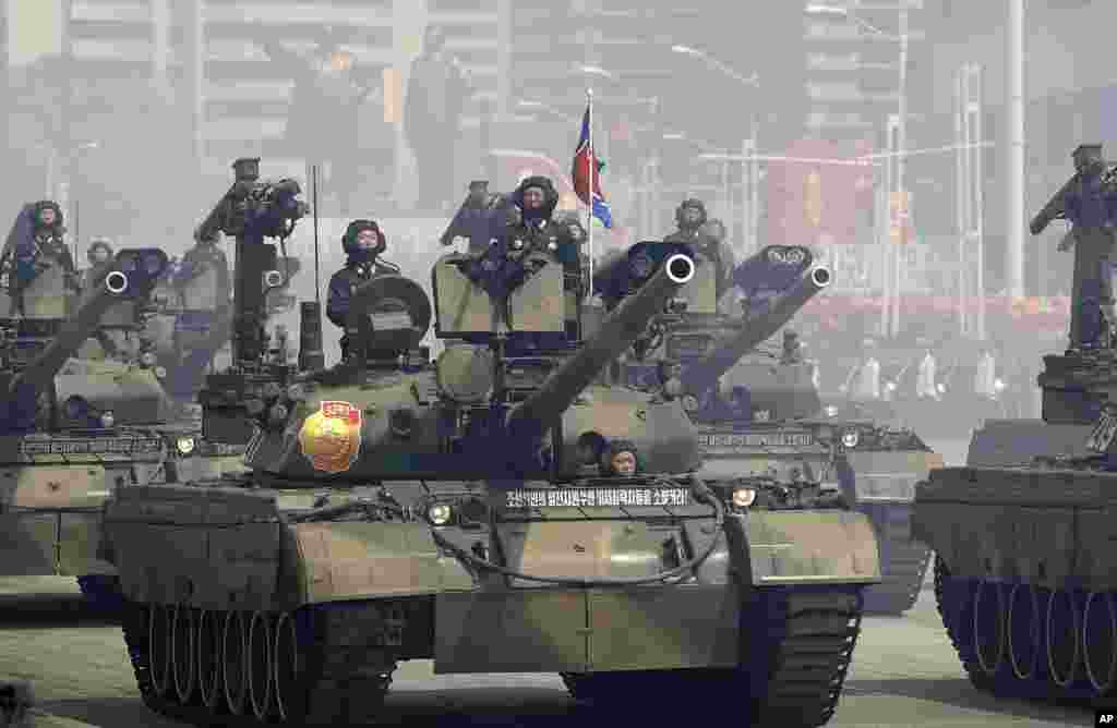 坦克兵接受检阅,通过平壤金日成广场(2017年4月15日)。