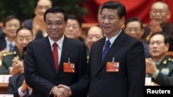 2013年3月15日在中国人大会议上，中国主席习近平和新总理李克强握手
