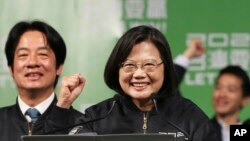 台湾总统蔡英文在胜选晚会上与支持群众互动