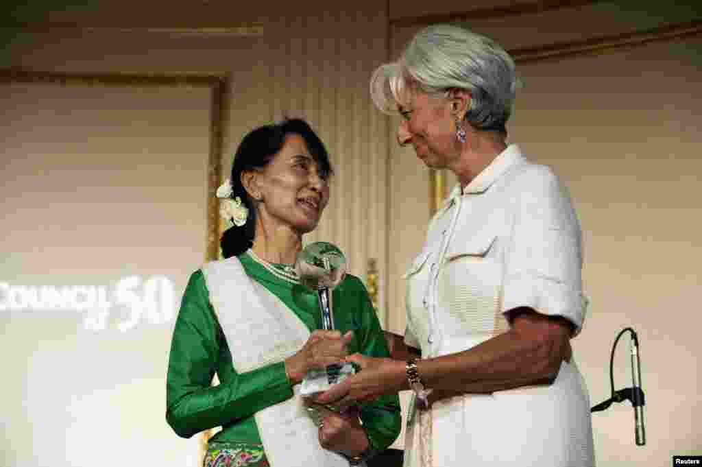 Bà Suu Kyi nhận giải Công dân Toàn cầu do bà Christine Lagarde, Tổng giám đốc IMF trao tại bữa cơm tối ở New York. 21/9/2012.
