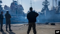 Російські військові без розпізнавальних знаків під час захоплення українського корвета «Хмельницький» у Севастополі, Крим, 20 березня 2014 року. (AP)
