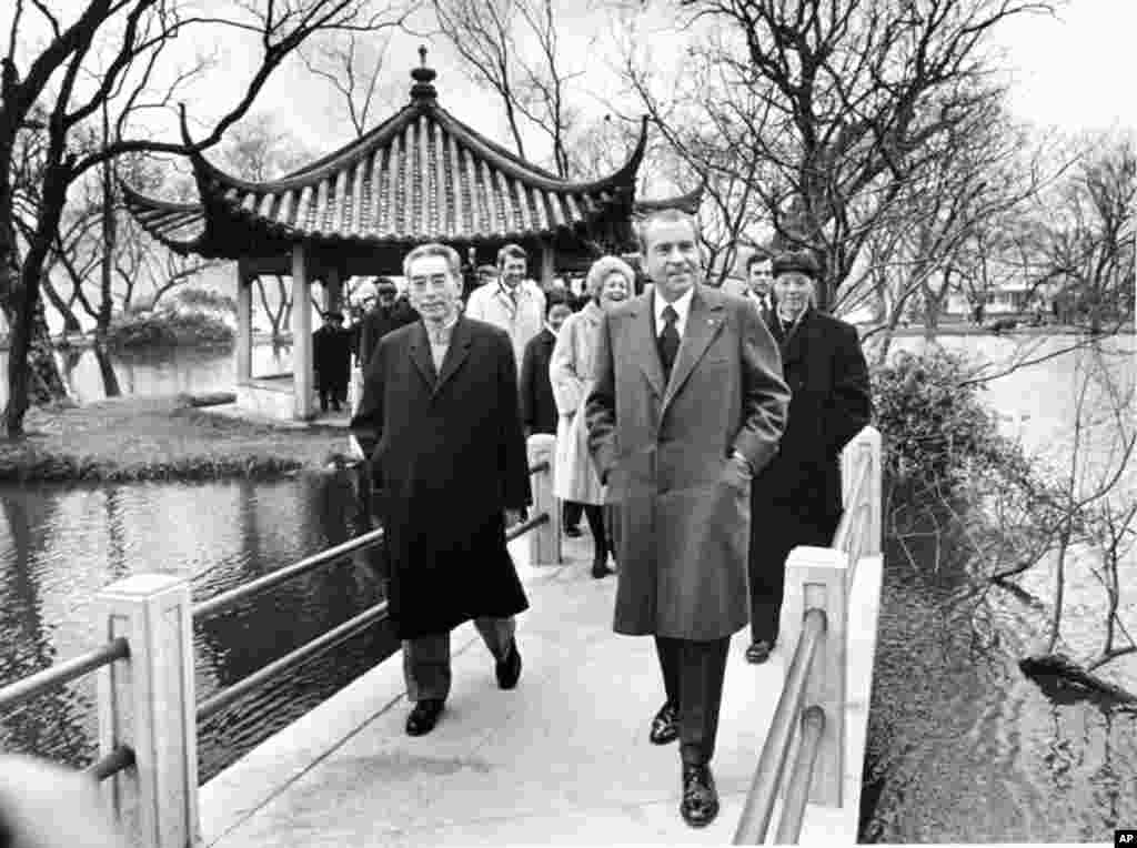 1972年2月26日中国总理周恩来陪美国总统尼克松游览杭州西湖。尼克松和美国国务卿基辛格同周恩来、中国外交部副部长乔冠华在杭州刘庄(即西湖国宾馆)商定《中美联合公报》的文本。2003年,中国总理温家宝说:“不久前,我到过中国杭州,漫步在当年中美谈判上海公报的刘庄八角亭边,面对波光荡漾的西湖,不禁感慨万千。”“1972年发表上海公报时,两国贸易几乎为零,美国政府为表示对中国的友好,破例允许美国公民回国时可带回100美元中国制造的商品。” 