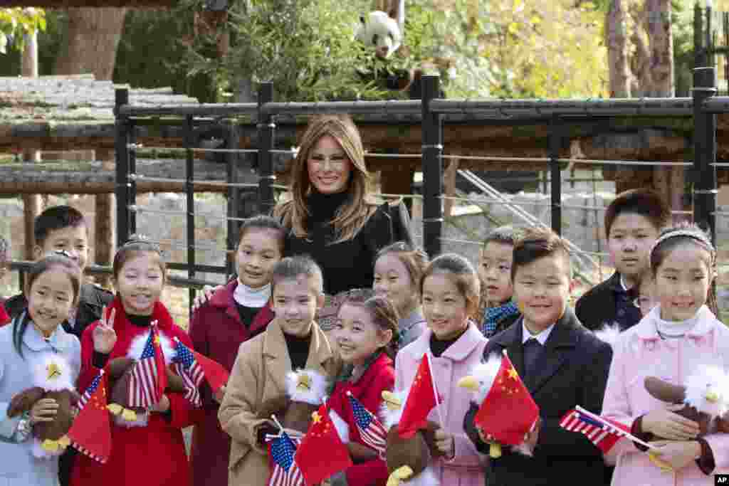 美国第一夫人梅拉尼娅·川普参观北京动物园,把美国秃鹰玩具送给欢迎她的儿童(2017年11月10日)。