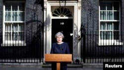 英国首相特雷莎.梅在唐宁街10号外发表讲话(2017年4月18日)