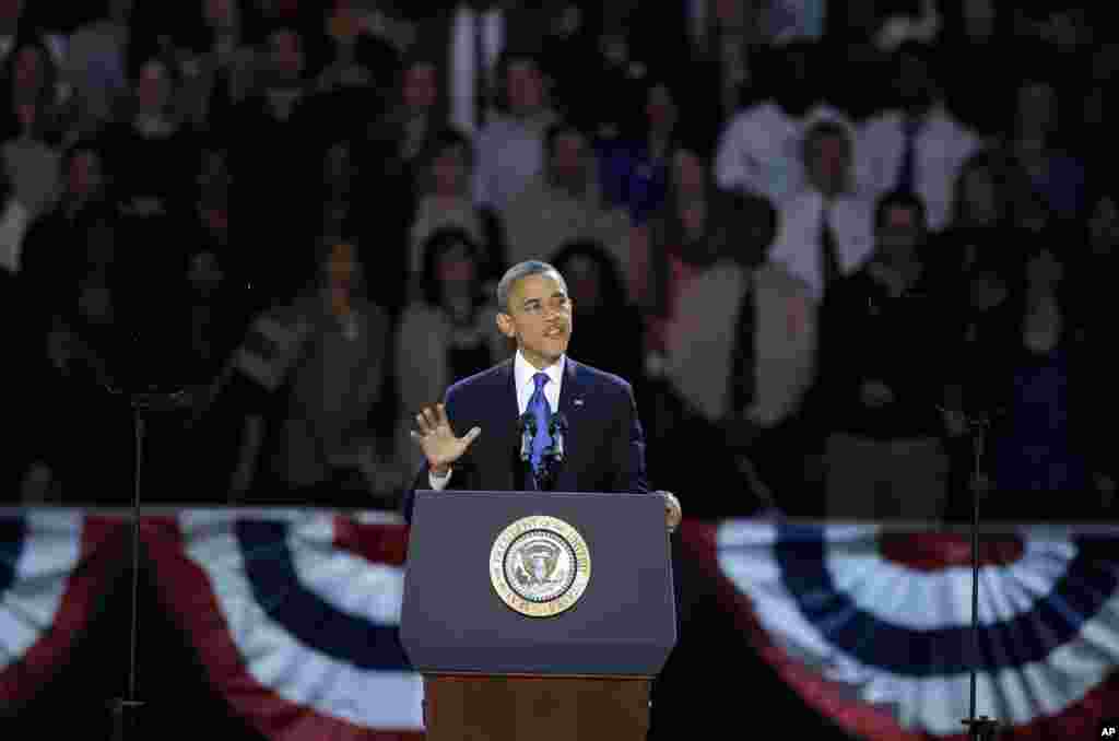 Tổng thống Barack Obama phát biểu tại buổi lễ mừng chiến thắng của mình trong đêm bầu cử, ngày 7 tháng 11, 2012, tại thành phố Chicago, bang Illinois.