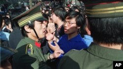1989年4月27日一名北京大学学生领袖与一名警察争论学生游行的权利