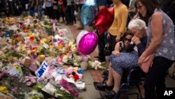 人们在曼彻斯特的广场哀悼爆炸案死难者（2017年5月24日）