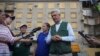 Верховний комісар ООН у справах біженців (УВКБ ООН) Філіппо Гранді (праворуч) відповідає на запитання, стоячи біля житлового будинку в Харкові, Україна, у середу, 17 липня 2024 року, який постраждав від російської бомби. (AP)