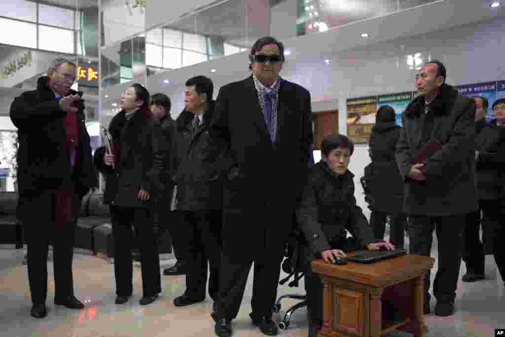 2013年1月9日,前美国墨西哥州州长里查森戴着3-D眼镜观看朝鲜开发的电脑技术。