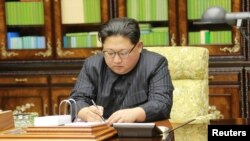 朝鲜朝中社2017年11月29日发布的金正恩照片。