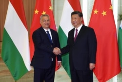 资料照片:匈牙利总理欧尔班与中国国家主席习近平在北京召开的"一带一路"高峰论坛期间握手。(2019年4月25日)