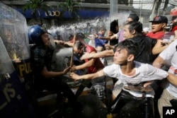 菲律宾抗议者试图游行到美国大使馆，同试图驱散他们的警察对峙（2017年11月12 日）