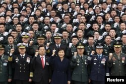 Tổng thống Hàn Quốc Park Geun-Hye và các tân sĩ quan Hàn Quốc tại Gyeryongdae, ngày 4/3/2016. Các cuộc thăm dò cho thấy một sự tăng vọt của mức ủng hộ dành cho Tổng thống Park Guen Hye và đảng Saenuri của bà.