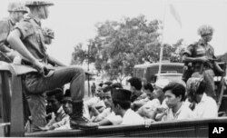 1965年10月30日，在印尼共产党政变未遂后，印尼军队逮捕共产党青年，押往监狱