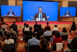 中国总理李克强在全国人大年度会议闭幕后举行的视频记者会上讲话。（2020年5月28日）