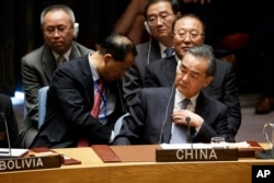 中国外交部长王毅倾听美国总统特朗普2018年9月26日在纽约联合国总部向联合国安理会发表讲话。