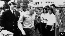 麦凯恩在越南被释放